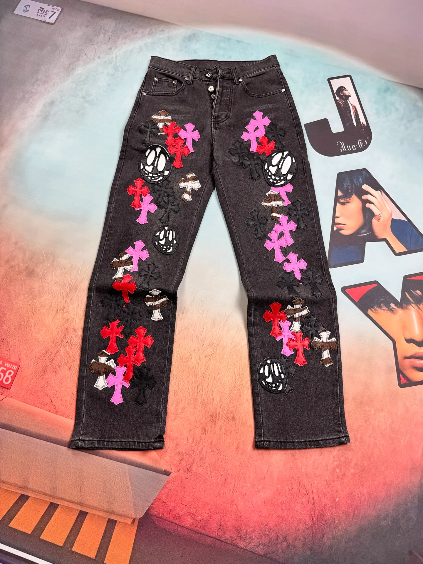 🅿️320 🔘Style No.-KL109 🔘Cro Heart𝐂𝐡𝐫𝐨𝐦𝐞 𝐇𝐞𝐚𝐫𝐭💥Breaking hot style💥CH three-color leather heavy-duty ghost face element rap cross jeans* [Same style as Nomi]-Original label Vintage textured jeans are coming Even if you are not a veteran in the fashion industry, you can easily notice that these jeans are extraordinary, and the vintage texture is restored to the extreme. Rare material, refined craftsmanship: Made of special cowhide originating in Italy, printed and then cut, paired with custom-made sheepskin, spliced ​​with three layers of thick-line leather. After being washed with heavy water and then hand-splashed with ink by craftsmen, every detail is high-end. Three-dimensional tailoring, diverse adaptability: Use three-dimensional tailoring technology to create a loose fit that is not flattering on your figure, making you look taller and slimmer while ensuring comfort. Both men and women can control it and easily create the same style for couples. Produced by a big factory, worry-free quality: It is produced by a big factory and follows the original factory quality control standards, allowing you to enjoy big-brand quality and design at an affordable price. Suitable for all seasons, these versatile and practical jeans are definitely an indispensable item in your wardrobe.  Size: S M L XL XXL (28.30.32.34.36) Color: Black